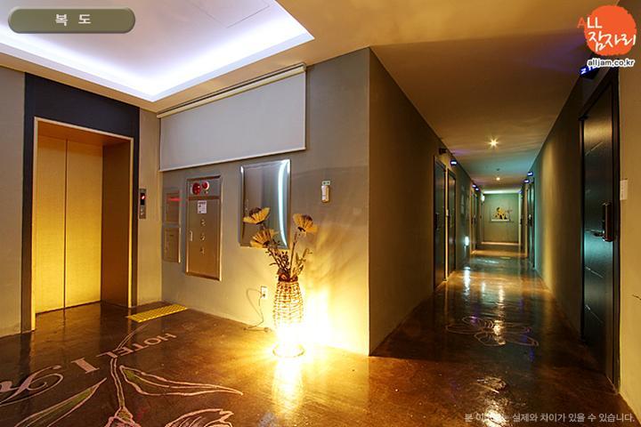 The Hotel Bon Suwon Exterior photo