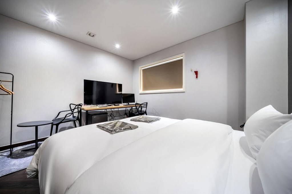 The Hotel Bon Suwon Exterior photo