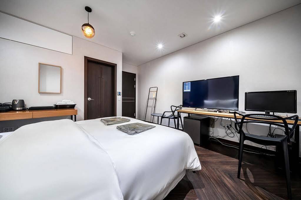 The Hotel Bon Suwon Exterior photo