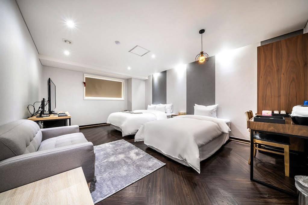 The Hotel Bon Suwon Exterior photo