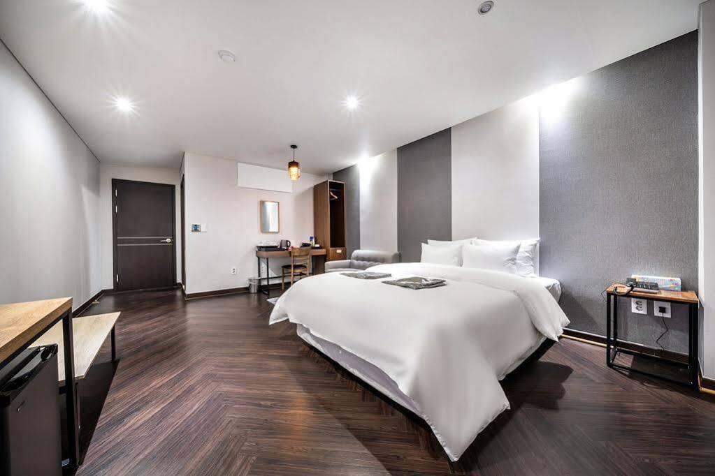 The Hotel Bon Suwon Exterior photo